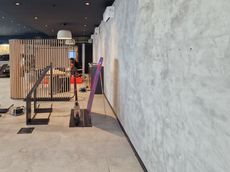 Usare la tecnica decorativa della parete spatolata ai tempi delle resine