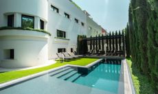 KE firma il salotto a bordo piscina e il rooftop outdoor di una villa nel centro di Madrid