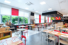Resstende nel muro di mattoni del ristorante PizzAut a Monza