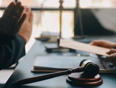 In caso di abuso edilizio il Comune ordina la demolizione o può annullare il permesso?