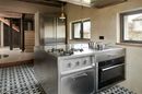 Cucina in acciaio inox Abimis - Ph. Colin Dutton
