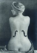 Le Violon d’Ingres, 1924, stampa ai sali d’argento, 39x30 cm. Collezione privata © Man Ray 2015 Trust, by SIAE 2025 Image: Telimage, Paris