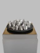 Utopia II 2022 Porcellana e ardesia Ø 30 cm, base 33x33 cm - Foto Elisabeth Scherffig