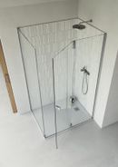 Box doccia con porta battente angolare SuperSintesi, dettaglio apertura