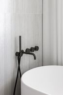 Iconica, superfici in gres porcellanato Caesar, Opera Prima, progetto di Studio Eigen - Ph. Francesca Vinci