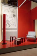 Lampada Megaron, Artemide, arazzo I luoghi preferiti, Torri Lana; tavolini 780, Karakter x Cassina; poltrona Lina, Tacchini - Ph. Francesco Merlini 