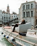 Designer Iosa Ghini sul divano Float a Venezia