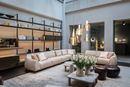 Archibald sofa, tavolini Cuirè e pouf Esedra