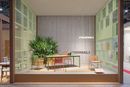 Tavolo Alu, sedie Coney e tappeto Twiny - Pedrali Stand M&O 2026 - Ph. Andrea Bartoluccio