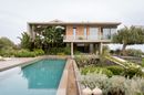 Casa A12, lato ovest con specchio d'acqua - Ph. Urbana Production