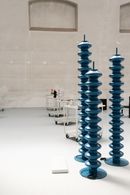 Termoarredo MILANO di Tubes nella finitura Blu Genziana Perlato - Deoron - MDW 2026 - photo Anouk De L'Epinois