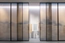 Apertura di porte scorrevoli in alluminio e vetro Bellagio arricchito con Sistema Seta Collection