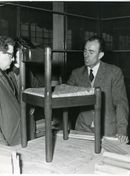 Vico Magistretti al lavoro sulla sedia Carimate 115, anni ’60. Courtesy Cassina