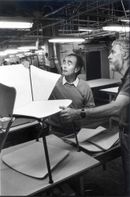 Vico Magistretti al lavoro sulla sedia Vico, anni ’90. Courtesy Fritz Hansen