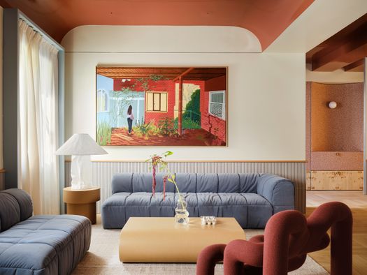 TERRAZZO VENEZIANO, LEGNO DI CILIEGIO E UN ROSSO SORPRENDENTE: PLUTARCO RILEGGE UNA CASA MADRILENA ANNI '30