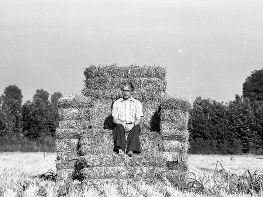 Alessandro Mendini seduto sulla Poltrona di Paglia, 1974 Ph. Enrico D.Bona - Archivio Alessandro Mendini 