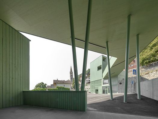 IL NUOVO POLO CIVICO DI BARBIANO GUARDA AL PAESAGGIO TRA COLORE, LUCE E LEGNO