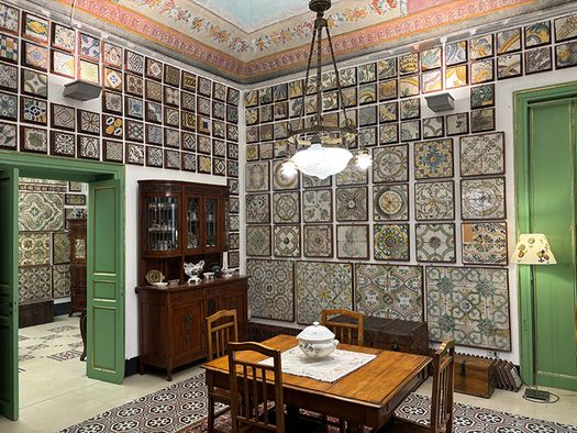 Sala dei fiori, mattonelle napoletane del XVIII e del XIX secolo