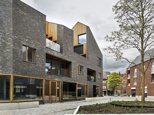 SNAKE BUILDING, AD AARSCHOT IL MATTONE SCAVA UNA NUOVA PIAZZA URBANA