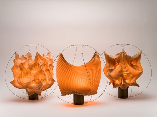 LAMPADE IN STOFFA E FILI METALLICI IN MOSTRA A COPENHAGEN