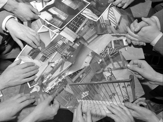 Membres grup R mostrant la seva obra amb motiu 1a. exposició, 1952. Foto Francesc Català-Roca. Arxiu Històric del Collegi d’Arquitectes de Catalunya