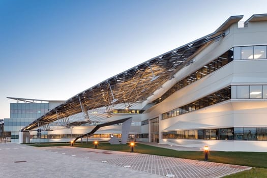 Saetta Fotovoltaica: la forma dell'energia secondo Baraclit