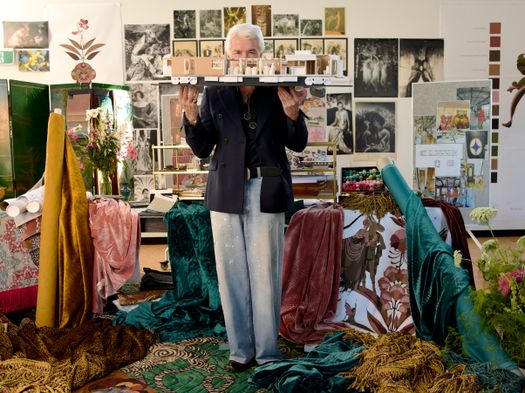 Il regista candidato all'Oscar Baz Luhrmann con in mano il modellino di Celia (Hugh Stewart).