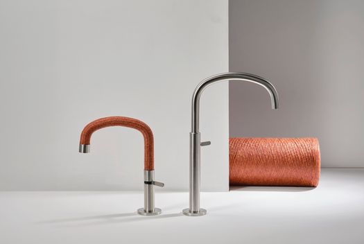 L'ACCIAIO INOX INCONTRA L'INTRECCIO TESSILE NELLA RUBINETTERIA