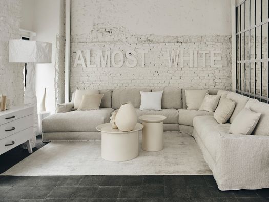 IL NUOVO SET UP GERVASONI A MILANO ESPLORA IL CONFINE TRA NEUTRALITÀ E CARATTERE