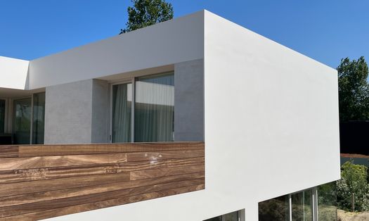 RÖFIX RoofEtics® per la continuità tra facciata e tetto nei sistemi ETICS