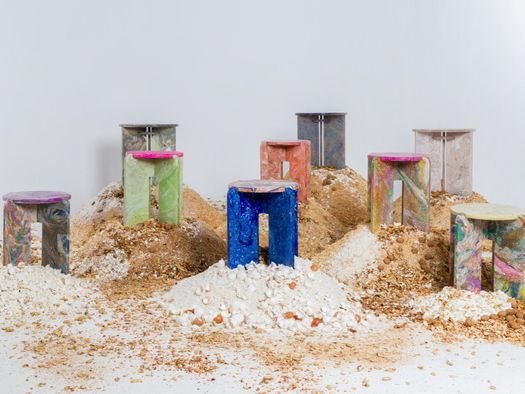 Shell Homage di Rania Elkalla, un materiale biodegradabile pluripremiato, ricavato da gusci di uova e di noci.