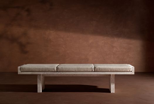 MONOLITICA ED ESSENZIALE: LA PANCA IN MARMO KREOO PER INDOOR E OUTDOOR