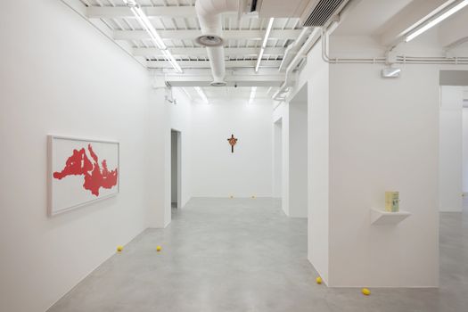 Skyconcrete Indoor, pavimento Isoplam nella Galleria FPAC - Esposizione 'Casa Fontana' di Claire Fontaine - Ph. Fausto Brigantino