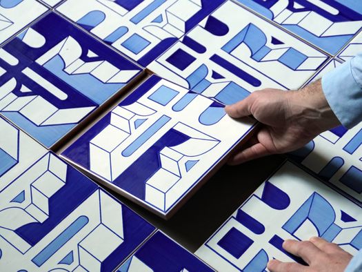 LA PIASTRELLA SI FA MICROARCHITETTURA: RITMO E PROFONDITÀ PER LE PARETI