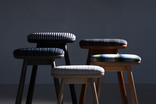 Sgabello Coupè con nuove finiture e rivestimenti