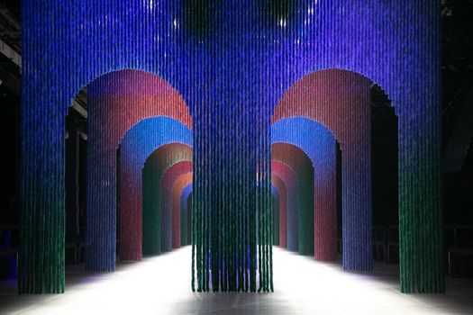 NUMERO CROMATICO PER ETRO: UN PAESAGGIO DI SOGLIE TRA COLORE, LUCE E PERCEZIONE