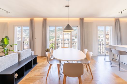 LUCE, ESSENZIALITÀ E PRESTAZIONI CON I SERRAMENTI OKNOPLAST