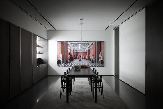 Arredi Porro disegnati da Piero Lissoni - Tavolo Ferro e sgabelli Brina - Ph.Tommaso Sartori