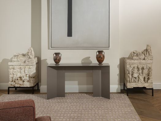  Sala d’attesa, console Origata in finitura grigio porfido - Ph Beppe Brancato