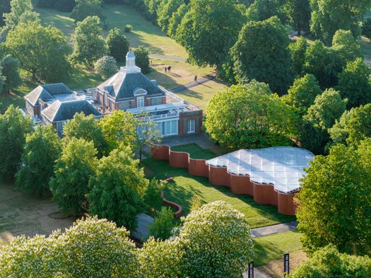 IL SERPENTINE PAVILION 2026 È UN MURO CHE INVITA A FERMARSI