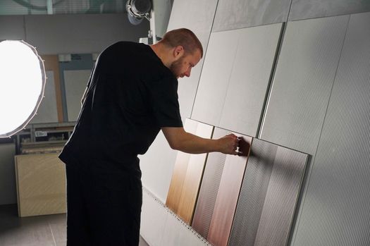 CONCETTUALE E SENSORIALE: LA CERAMICA SECONDO REFIN