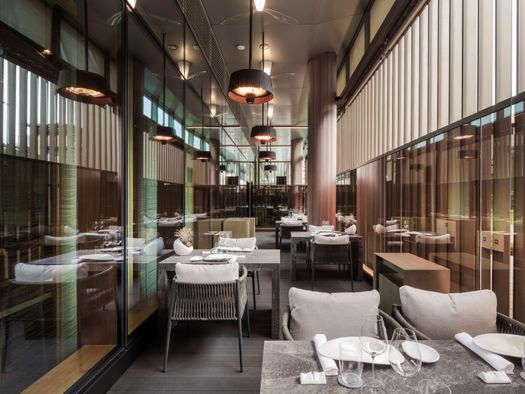 Sedie Unopiù della collezione Luce arredano il Ristorante Berton a Milano