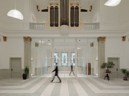 LUSH LABYRINTH: LA CAPPELLA DI AMSTERDAM CHE RINASCE COME STUDIO DI PSICOLOGIA