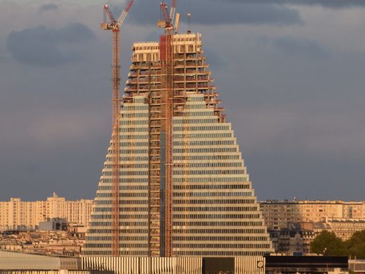 Tour Triangle, attualmente in costruzione, fotografata nel luglio 2025. Image courtesy Wikimedia Commons user Vincevinss (CC BY 4.0)
