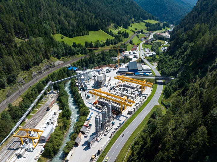 Nel cantiere Pfons-Brennero (Austria), i conci raggiungono il cantiere su rotaia