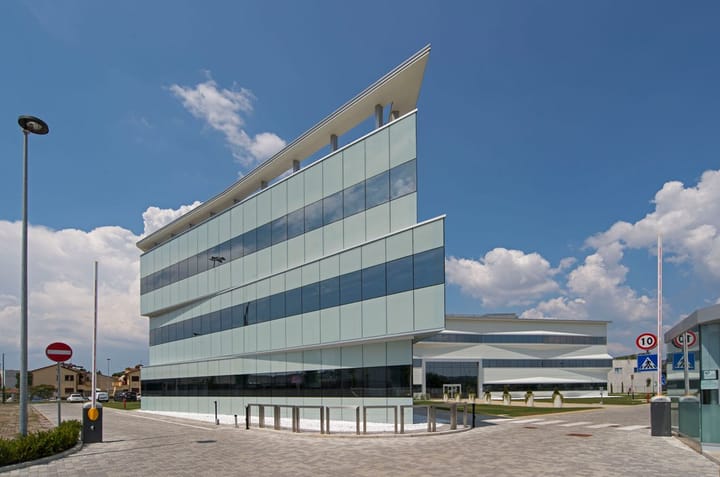 j_47366_02.jpg - Saetta Fotovoltaica: la forma dell'energia secondo Baraclit