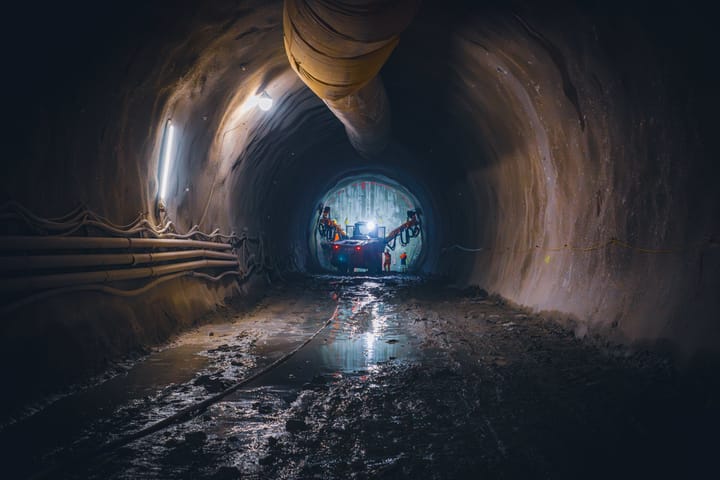 Gli scavi nel cunicolo esplorativo presso il cantiere Pfons-Brennero (Austria)