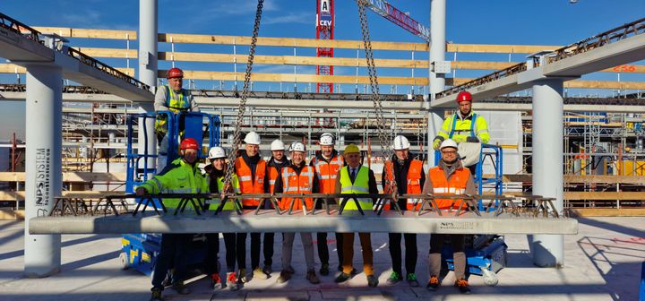 Franco Daniele_posa ultima trave del villaggio olimpico