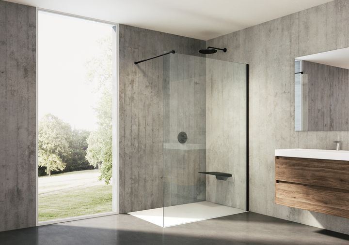 Cabina doccia walk-in Jolly JW-8 di Provex, composta da parete in vetro temperato di sicurezza da 8 mm, con sostegno e profilo in finitura Nero matt