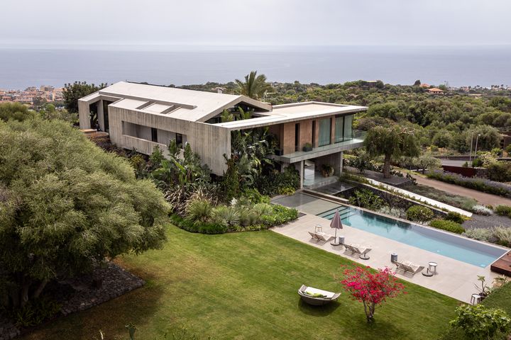 Casa A12: soluzioni in alluminio Schüco come trame di luce